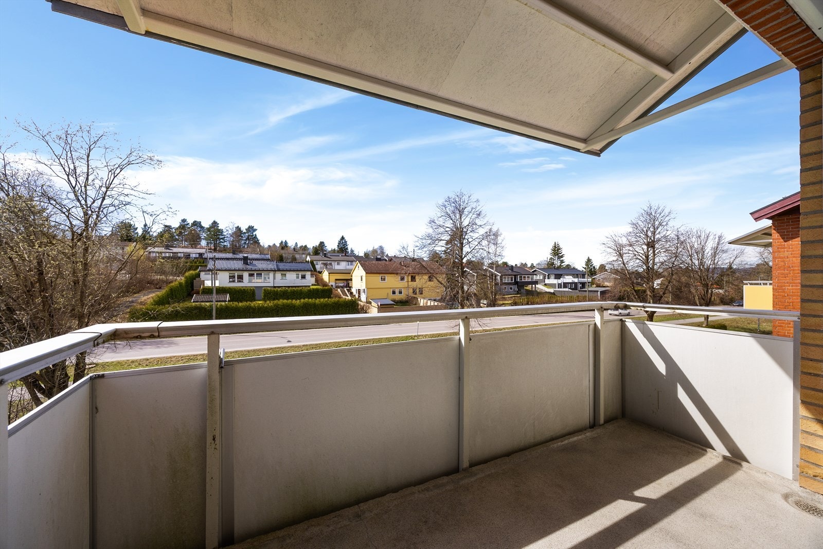 Ut fra stuen er det etablert en romslig, overbygget balkong på ca. 8 m². Galleribilde
