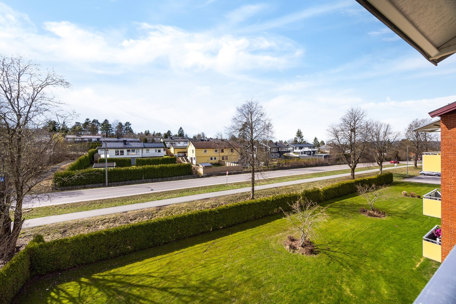 Balkongen vender mot sydvest og har god plass til utemøbler, gode solforhold og hyggelig utsikt over nærområdet. Galleribilde