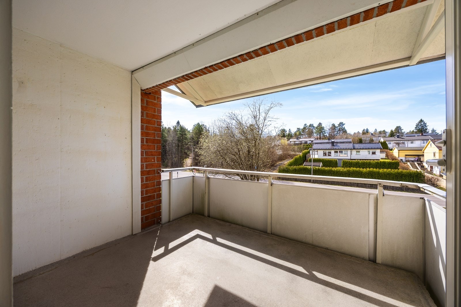 Leiligheten har en romslig, overbygget balkong på ca. 8 m². Balkongen vender mot sydvest, med gode solforhold og hyggelig utsikt. Galleribilde