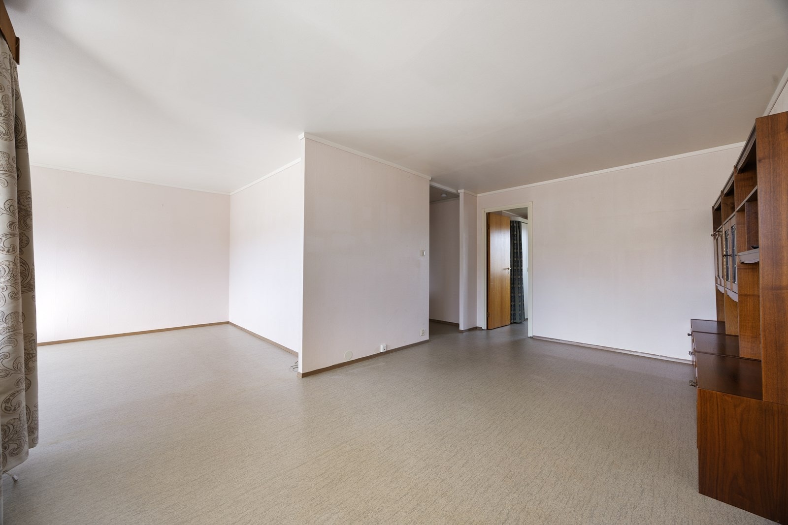 Overflater i leiligheten er av eldre standard og består hovedsakelig av belegg på gulv og malte, slette flater i himling. Galleribilde