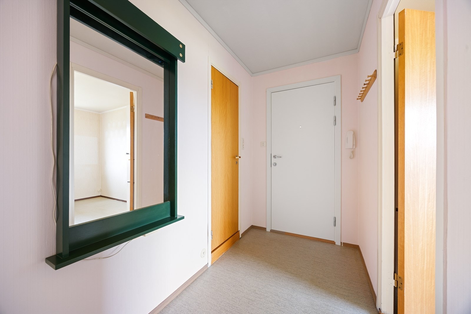 Leiligheten har praktisk porttelefon, som gjør det enkelt å slippe inn besøkende. Galleribilde