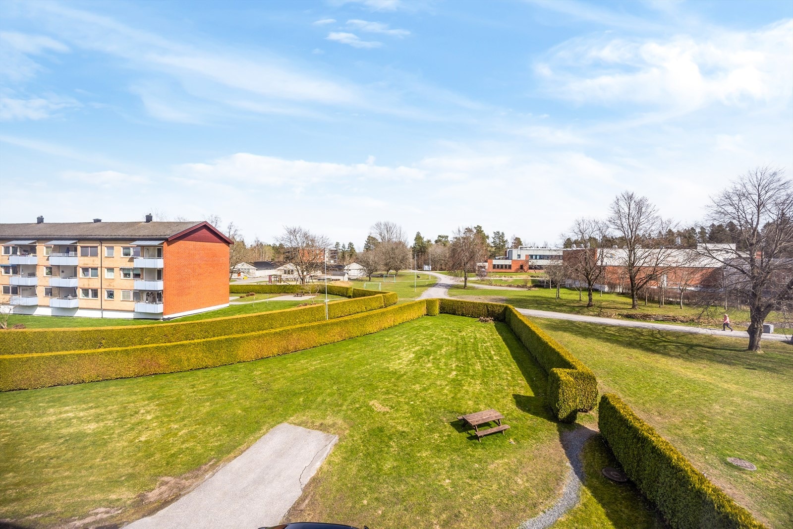 Hverdagens behov dekkes enkelt til fots. En kort spasertur tar deg til Stridsklevsenteret med dagligvarebutikk, apotek, frisør og gatekjøkken. Galleribilde