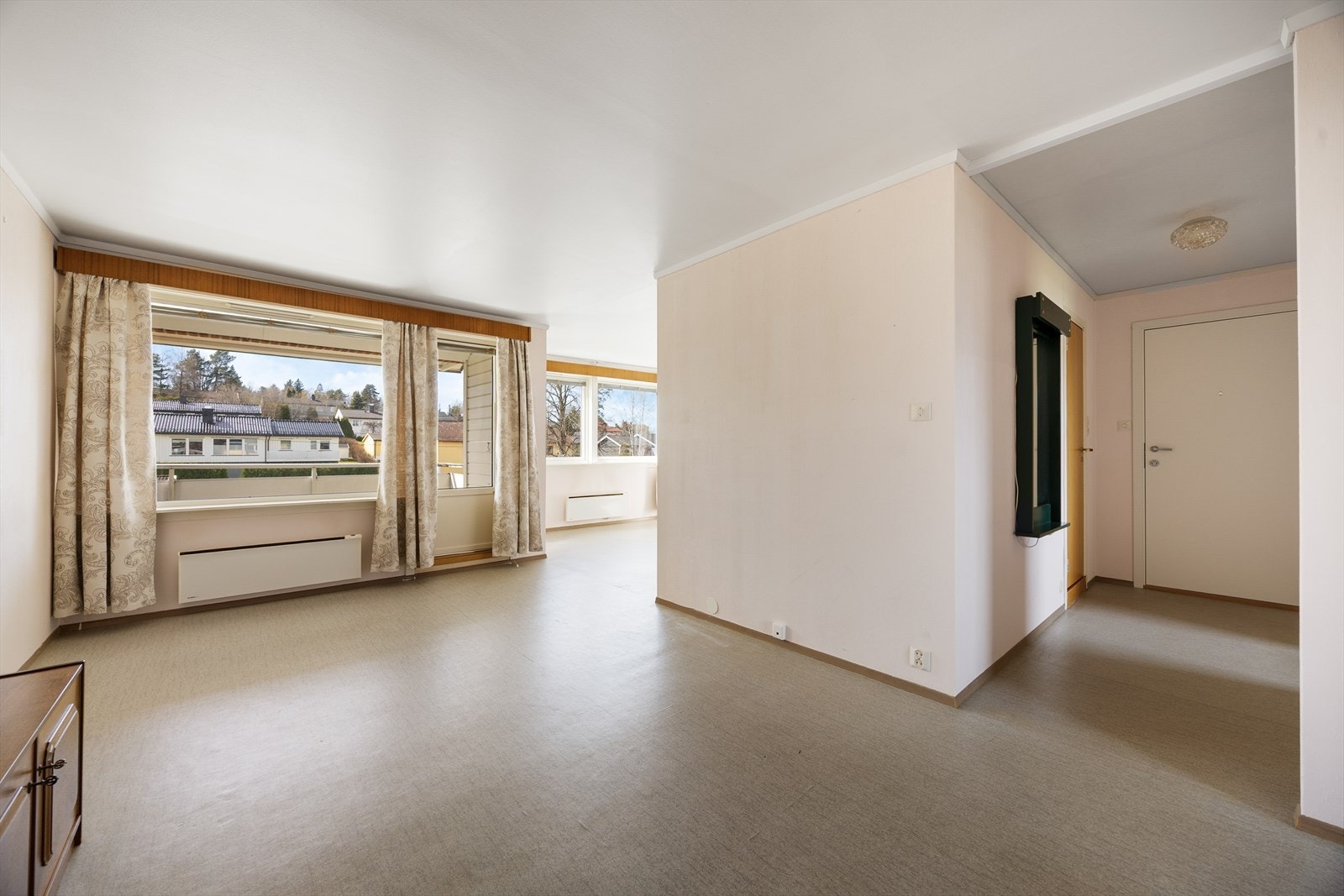 Stuen er av god størrelse og har lyse overflater, gode vindusflater og utgang til en romslig, overbygget balkong mot sydvest. Galleribilde