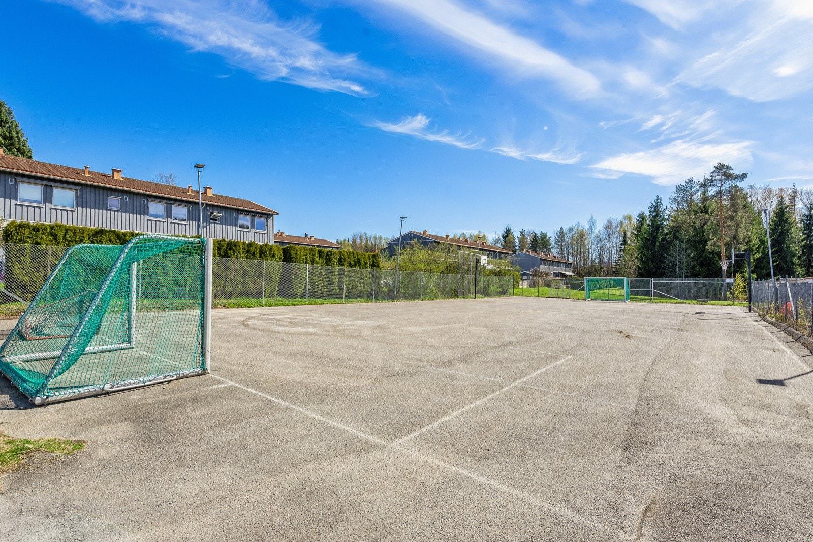 Fellesområdene har flere lekeplasser med husker, klatrestativ, sandkasser, fotballbane og basketbane som benyttes som skøytebane på vinterstid. Det kommer enda en ny lekeplass i borettslaget i 2026. Galleribilde