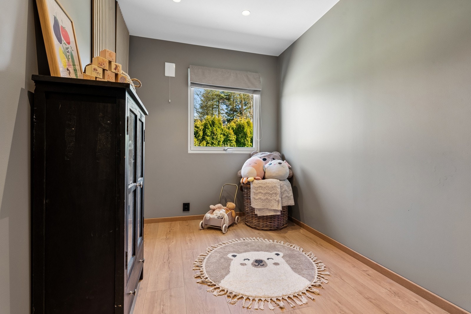 Soverom 3, det kan bli barnerom, gjesterom, kontor, alt etter deres behov. Garderobebod. Downlights i alle rom. Galleribilde