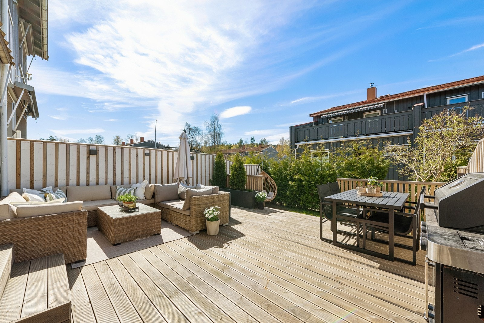 Terrassen er nybygget i 2025. Ta alle sommerens middager ute. Lag din egan oase av møbler og blomster og nyt både solrike dager og lune kvelder. Galleribilde
