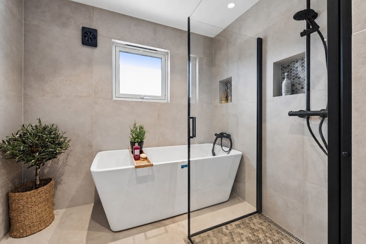 Frittstående badekar, fantastisk for både barn og voksne. Elektrisk styrt vifte. Å starte dagen på dette badet må være en fryd for kroppen. Galleribilde