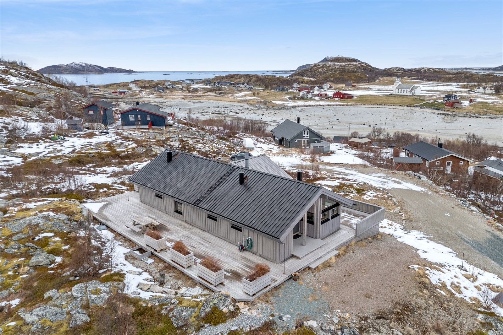 Eiendommen har en flott beliggenhet med nærhet til sjøen og naturen. Galleribilde