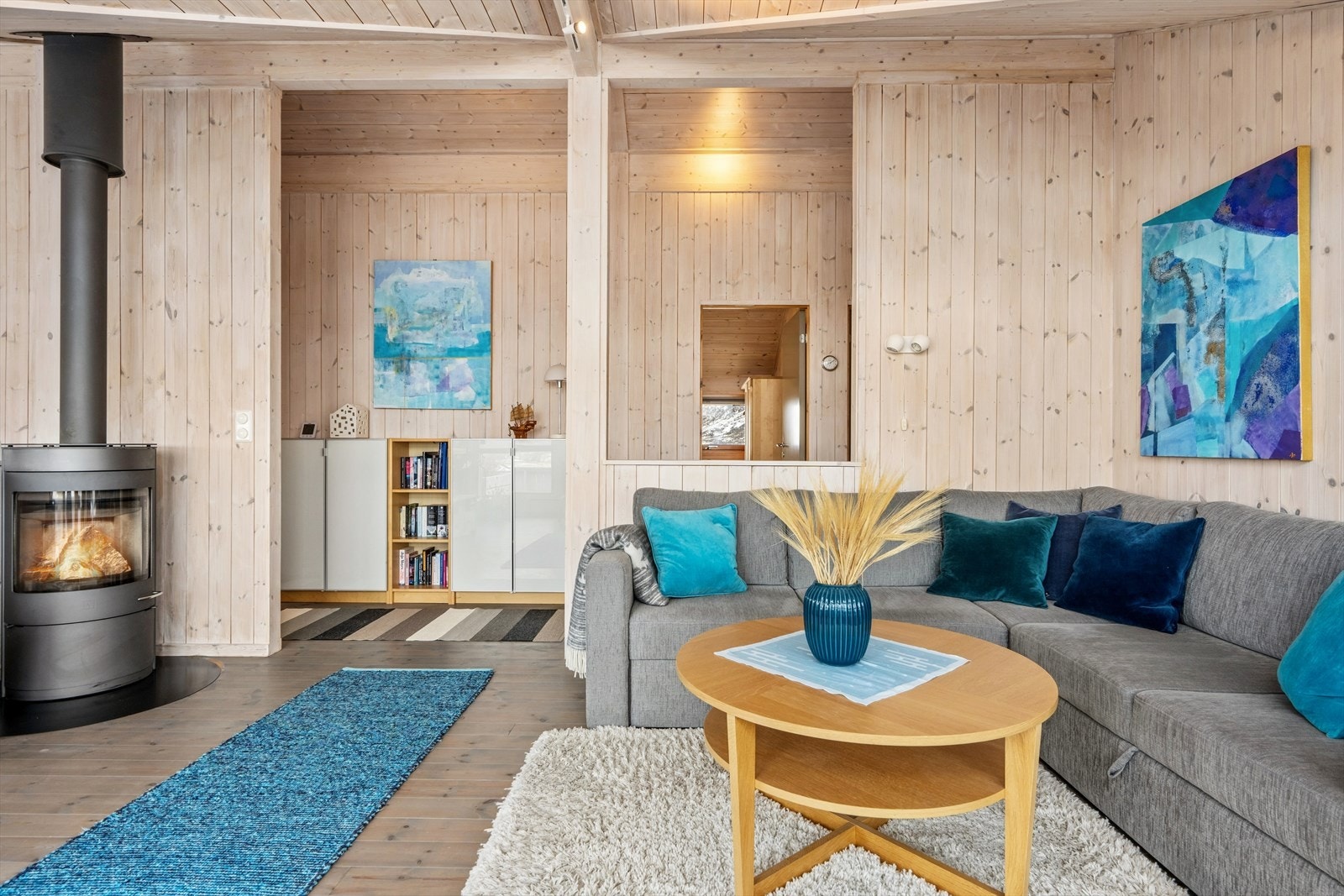 Stuen er romslig og gir fleksibilitet for møblering av både sofagruppe og andre sitteplasser. Galleribilde