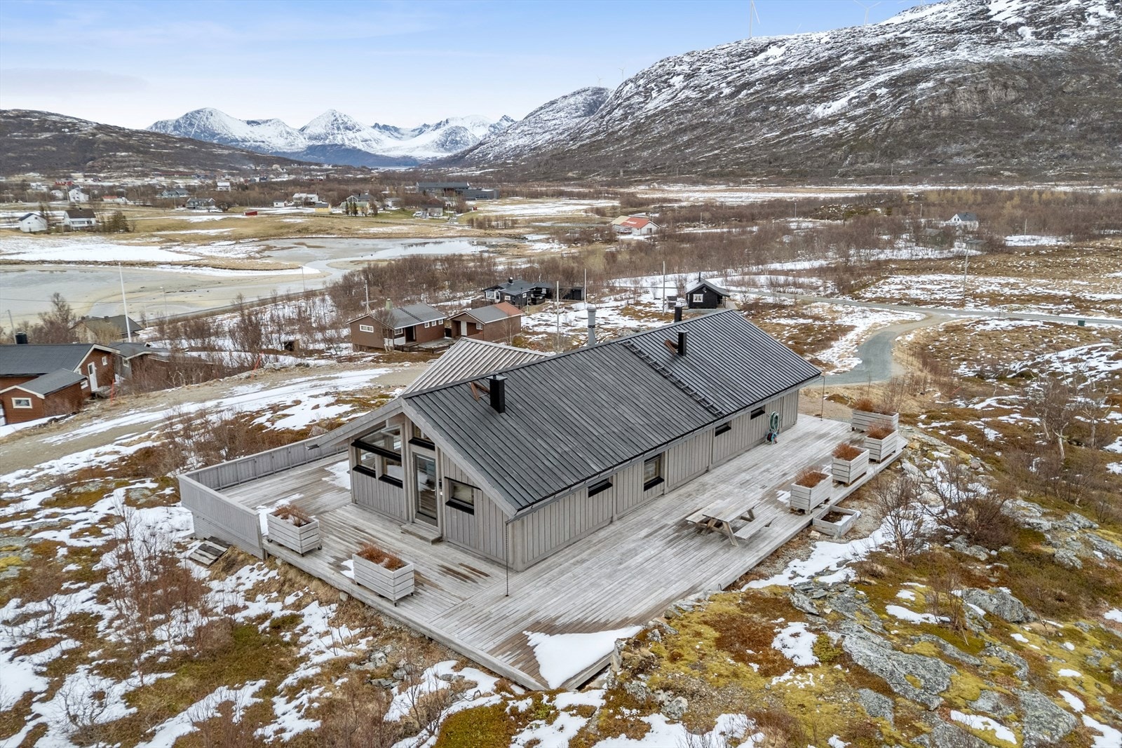 Hytta ligger i et skrående terreng på en naturtomt med gruslagt adkomst. Galleribilde