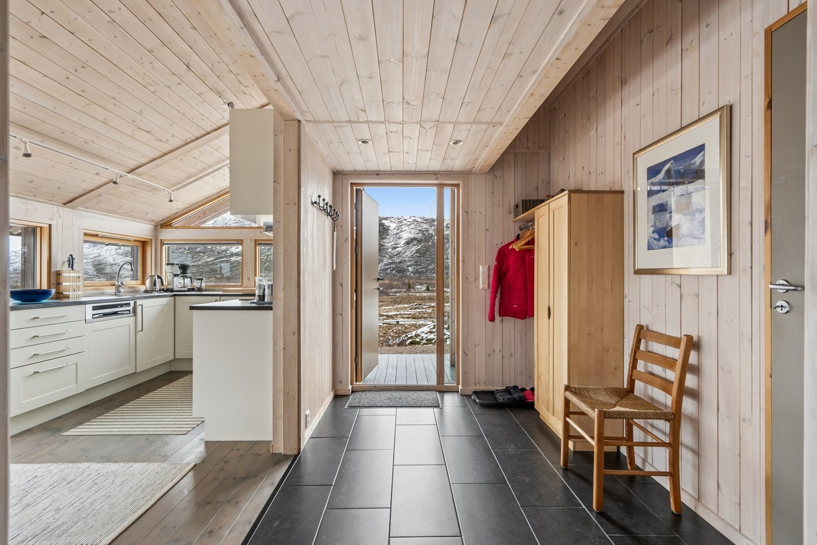 Entré med gulvvarme og god plass til å henge fra seg yttertøy. Galleribilde