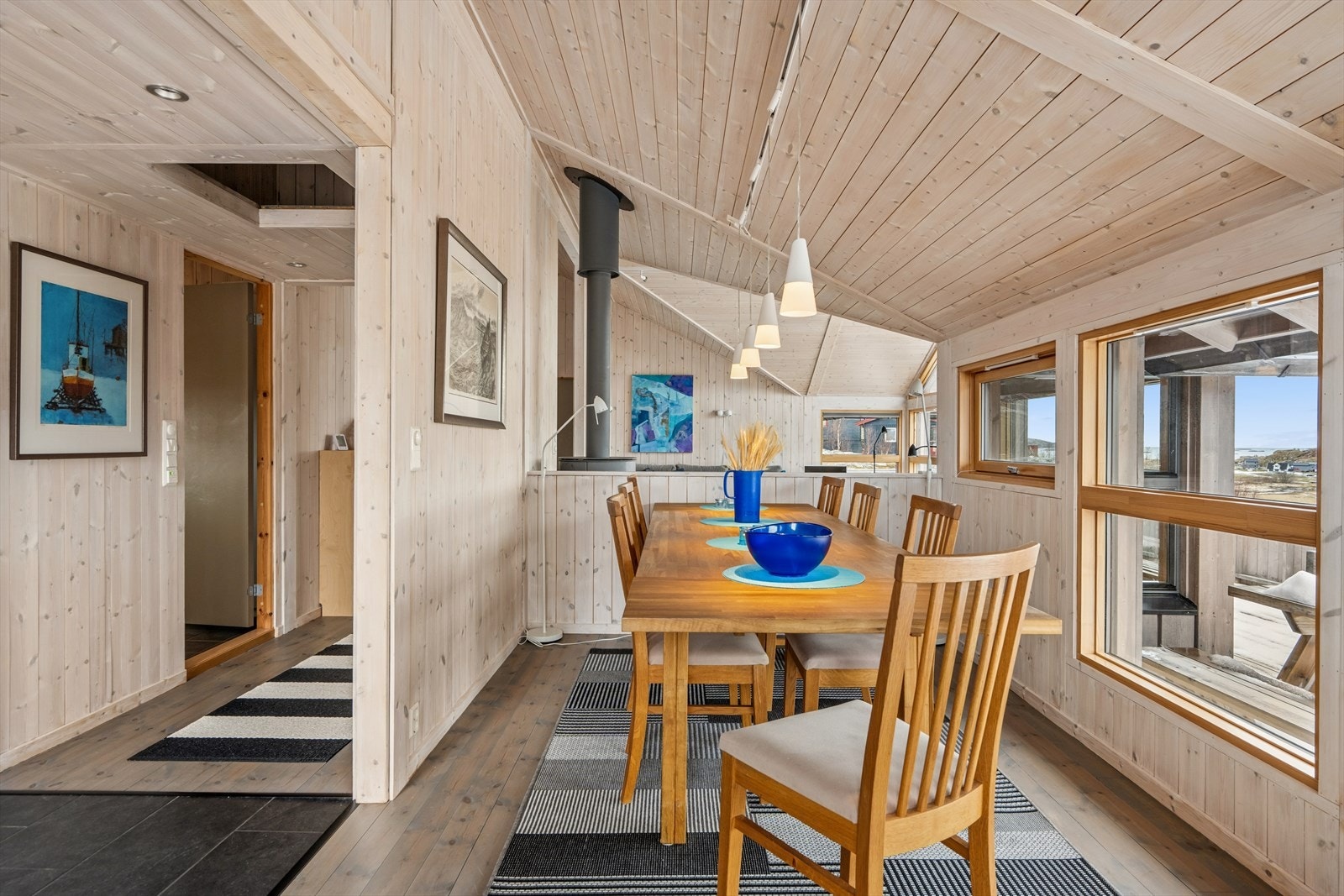 Fra spisestuen er det enkel adkomst til både gangen og soveromsavdelingen. Galleribilde