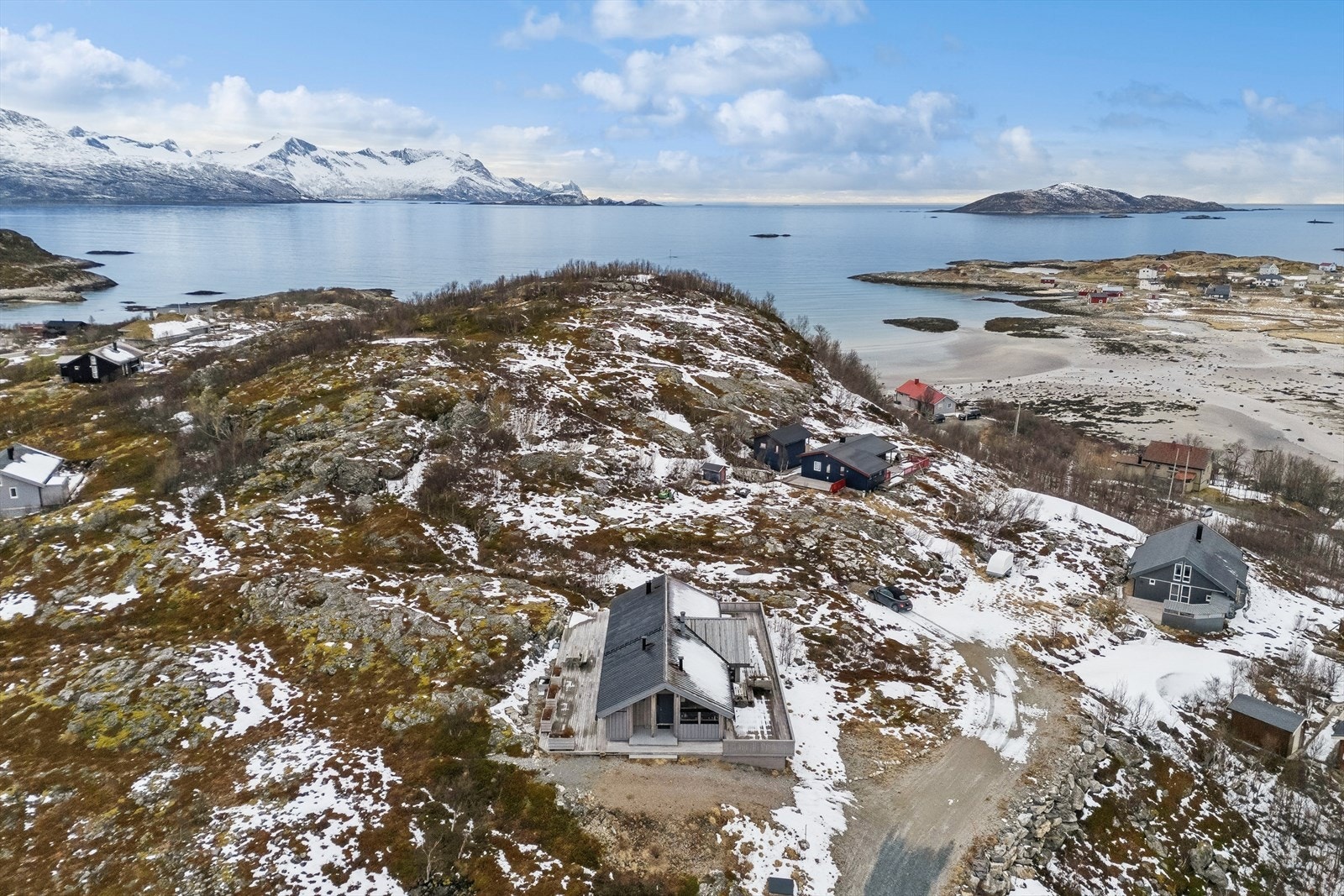 Eiendommen ligger fritt og usjenert til med utsikt mot havet og øyene utenfor. Galleribilde