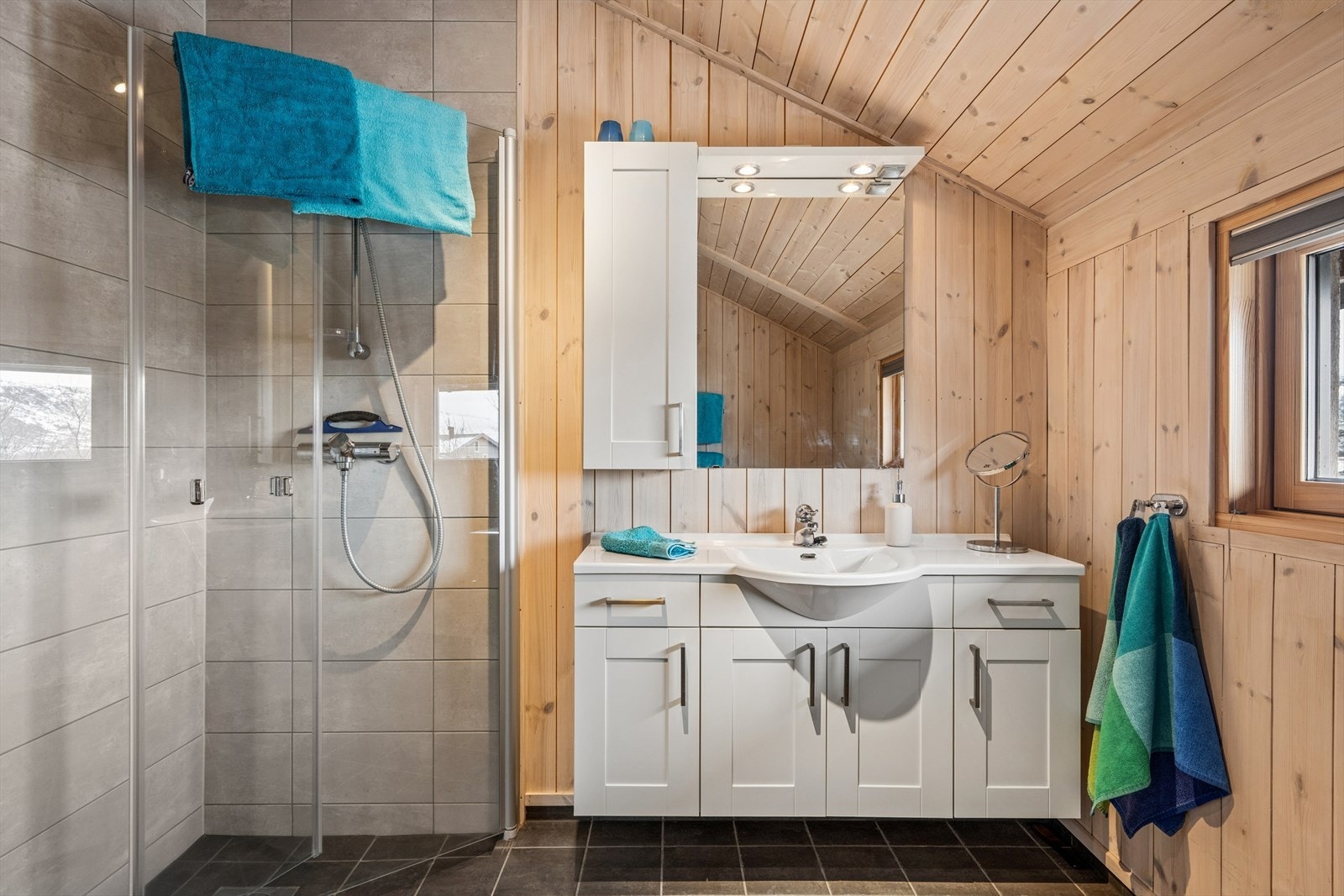 Vegger og tak i trepanel gir en varm atmosfære også på badet. Galleribilde