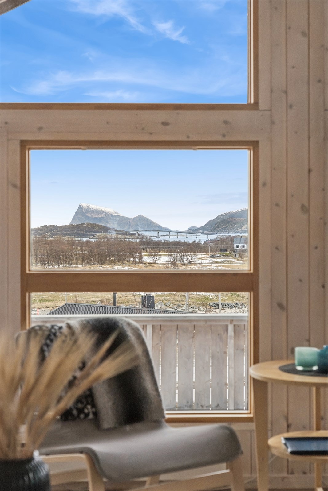 Fra stuen rammes utsikten mot landskapet og fjellene inn som et levende maleri. Galleribilde