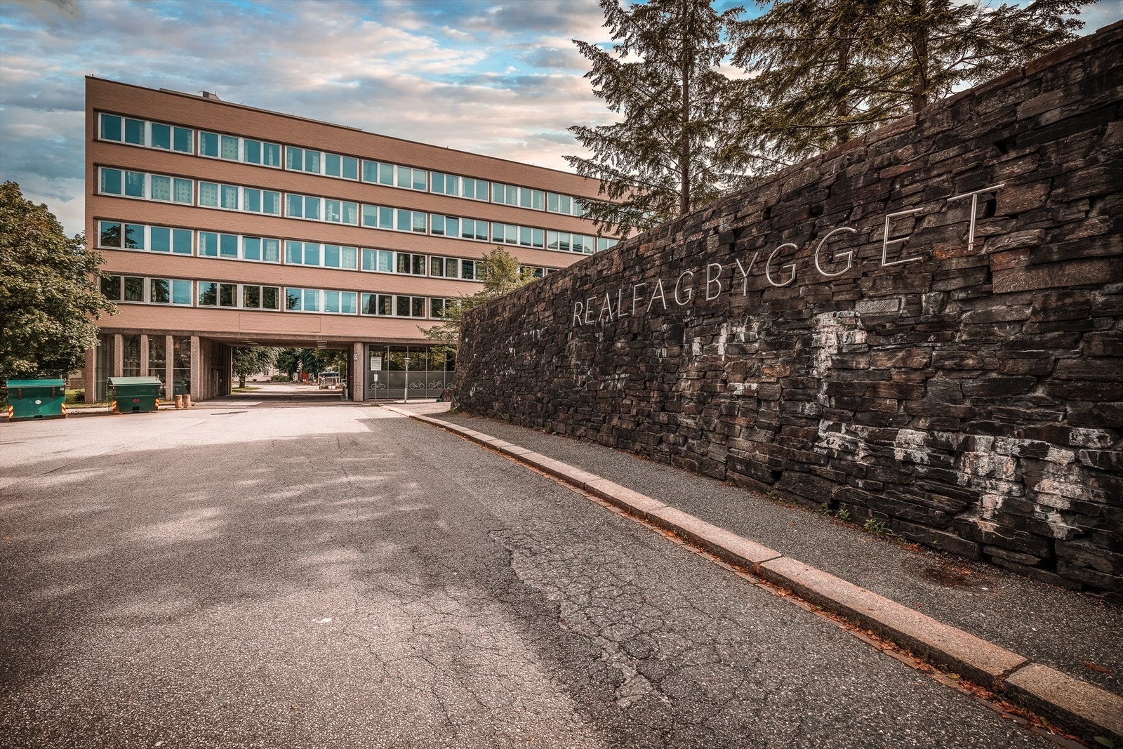 Er du student? Det er kort avstand til både kollektivmuligheter og utdanningsinstitusjoner som UiB, Handelshøyskolen BI, Høgskulen på Vestlandet, og Høyskolen Kristiania. Galleribilde