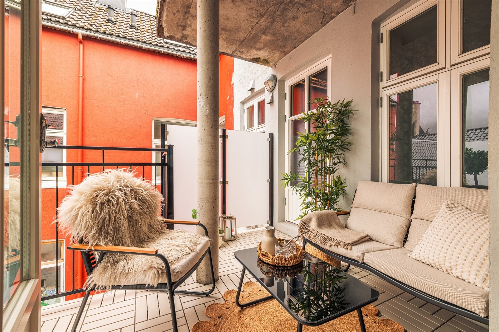 Leiligheten har en svært sentral beliggenhet på Sydnes. Her bor du i et levende og urbant område med umiddelbar nærhet til alt byen har å by på. Et ideelt utgangspunkt for både studenter og etablerte! Galleribilde