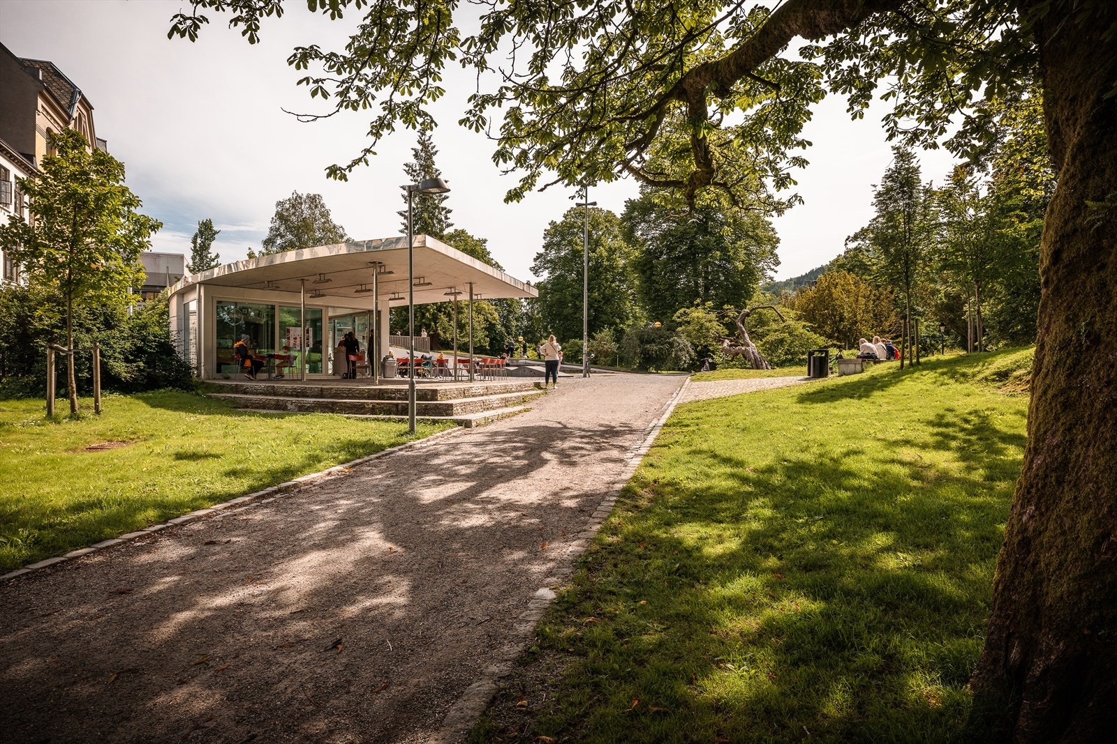 Ellers kort avstand til populære Nygårdsparken - et yndet område året rundt. Her arrangeres det i tillegg konserter og andre begivenheter som både store og små kan få glede av. Galleribilde