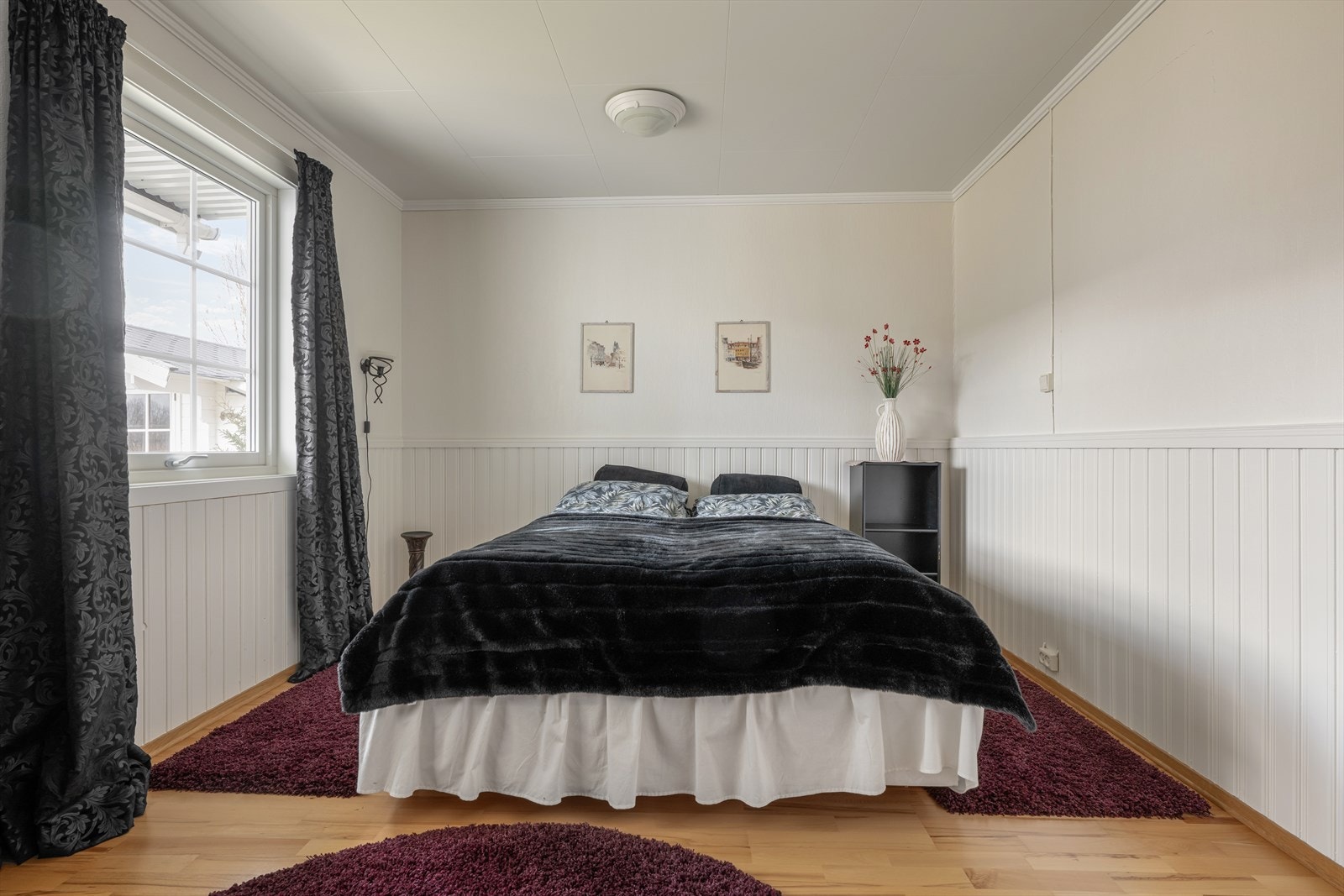 Soverom i underetasjen med god plass til dobbeltseng. (Deler av rom opprinnelig bod, se pkt. ferdigattest). Galleribilde
