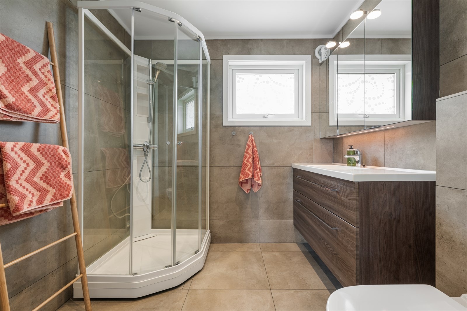 Badet i hovedetasjen ble oppgradert i 2019 med fliser, elektriske varmekabler og dusjkabinett. Galleribilde
