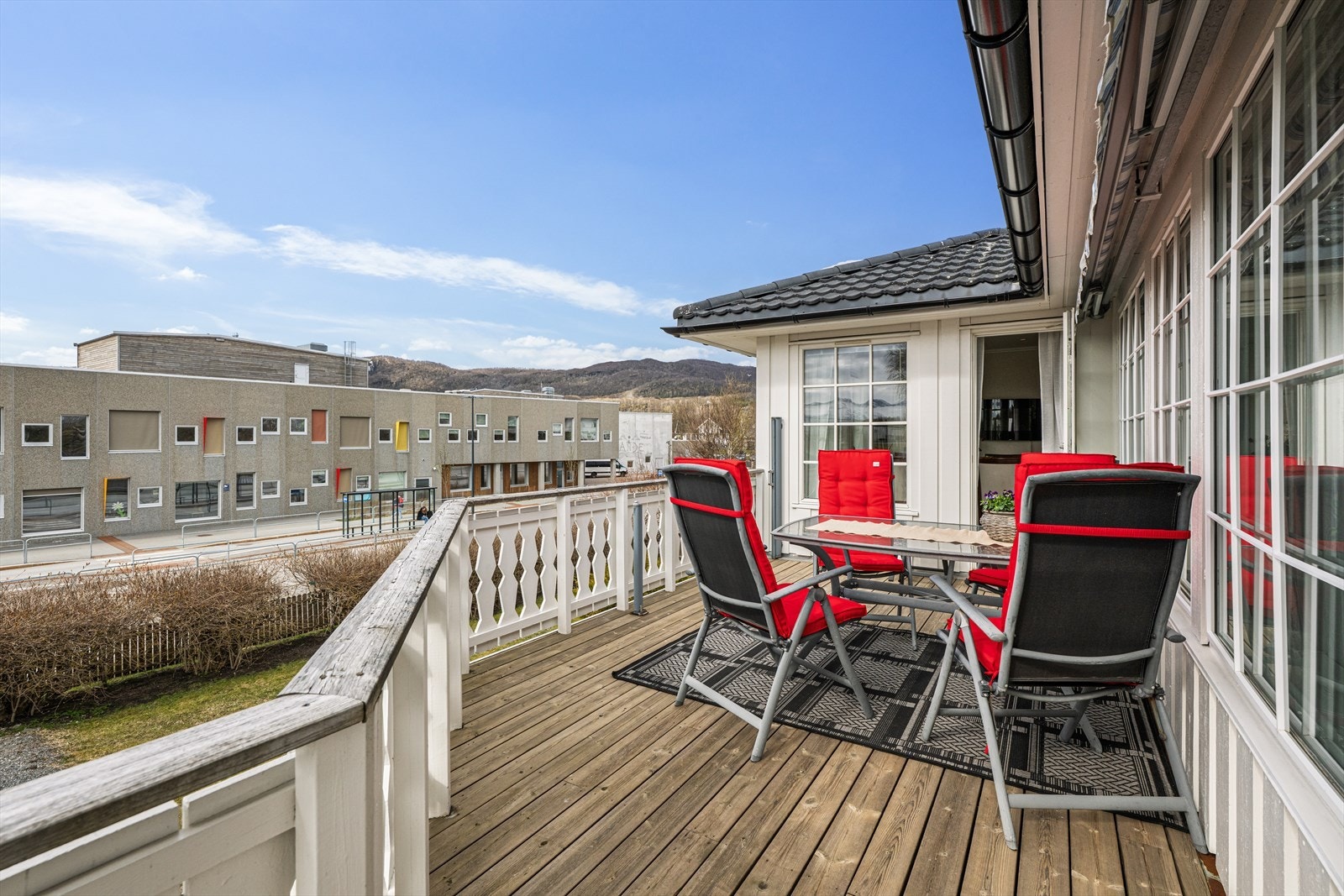 Gode solforhold og rikelig med plass til hagemøbler og grillen. Galleribilde