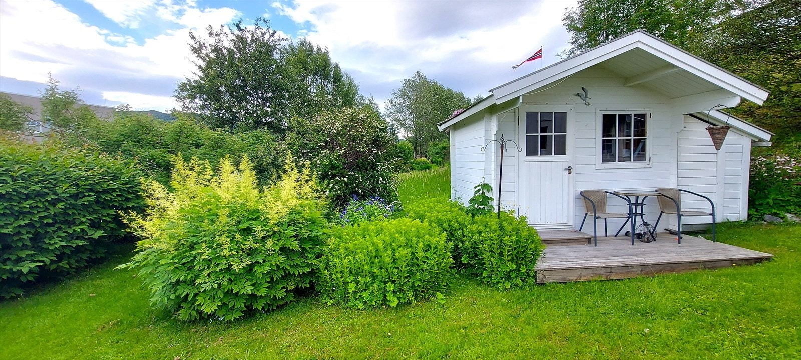 (Selgers private bilder, endringer kan ha skjedd). Eiendommen er pent opparbeidet med plen og mye beplanting som blomstrer på sommerstid! Galleribilde