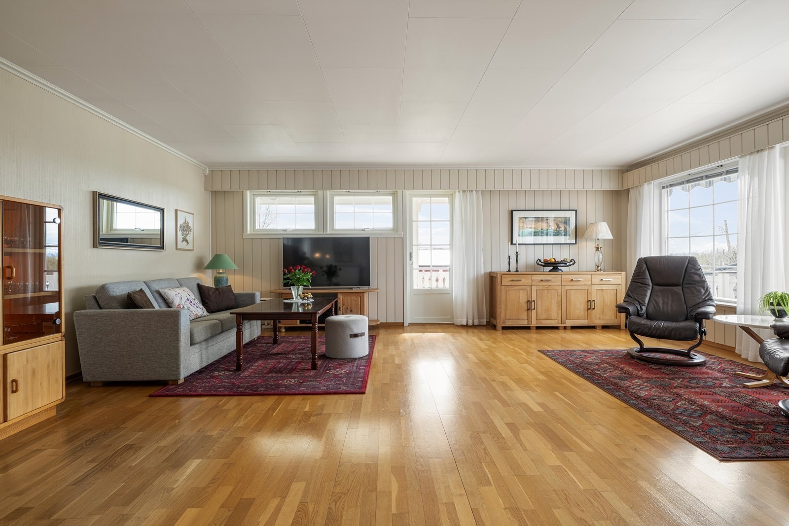 Stuen er av svært god størrelse, med god plass til flere soner og sittegrupper. Galleribilde