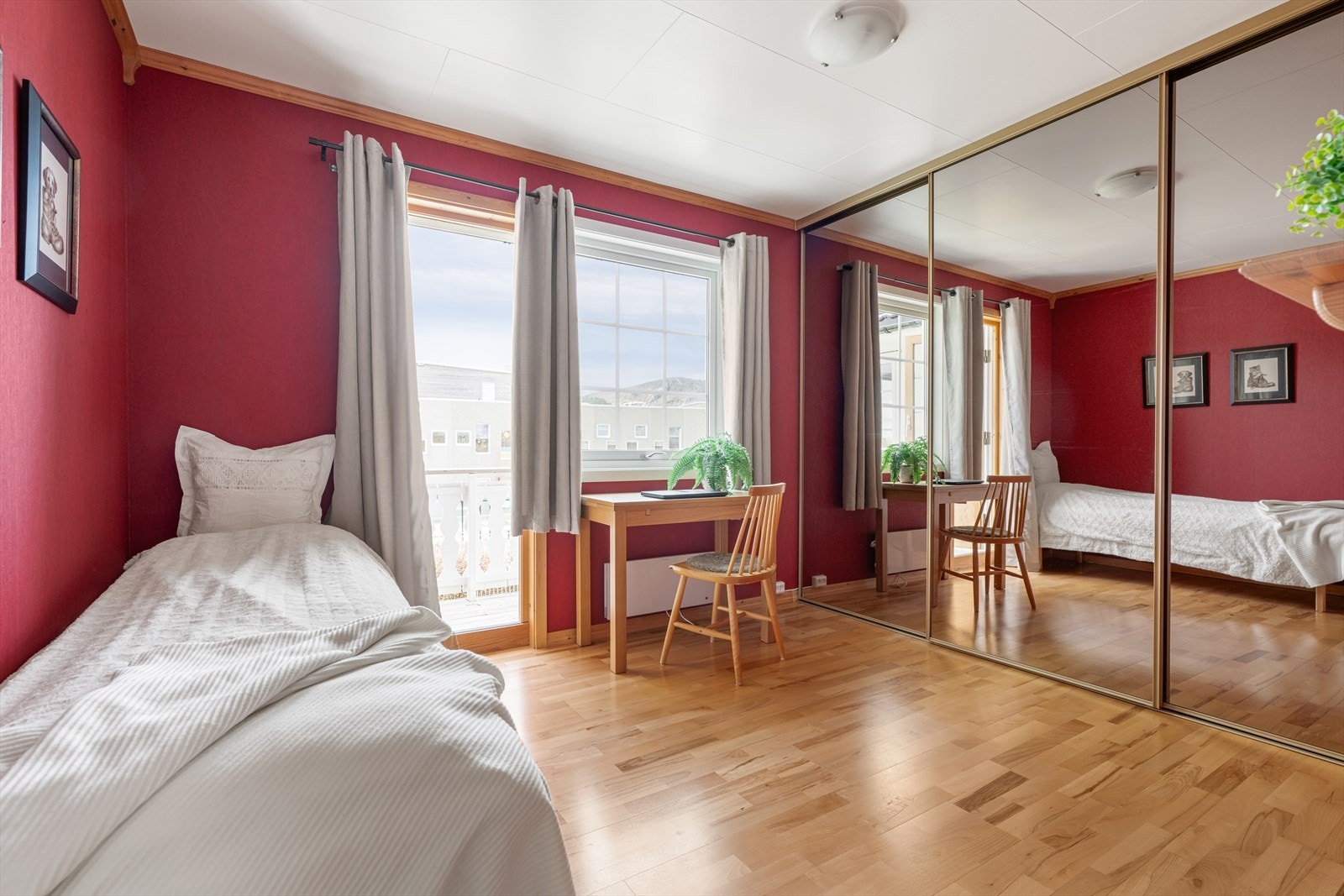 Ett av soverommene i hovedetasjen har utgang til egen altan på cirka 4 m². Rommet er også utstyrt med en stor skyvedørsgarderobe. Galleribilde