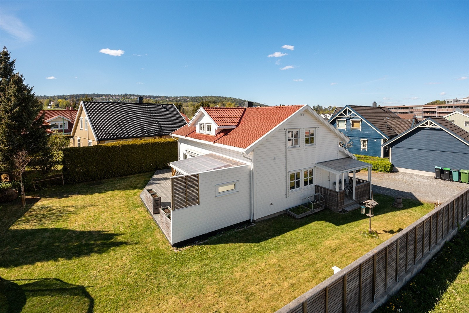 Eiendommen ligger i et barnevennlig og etablert boligområde. Galleribilde