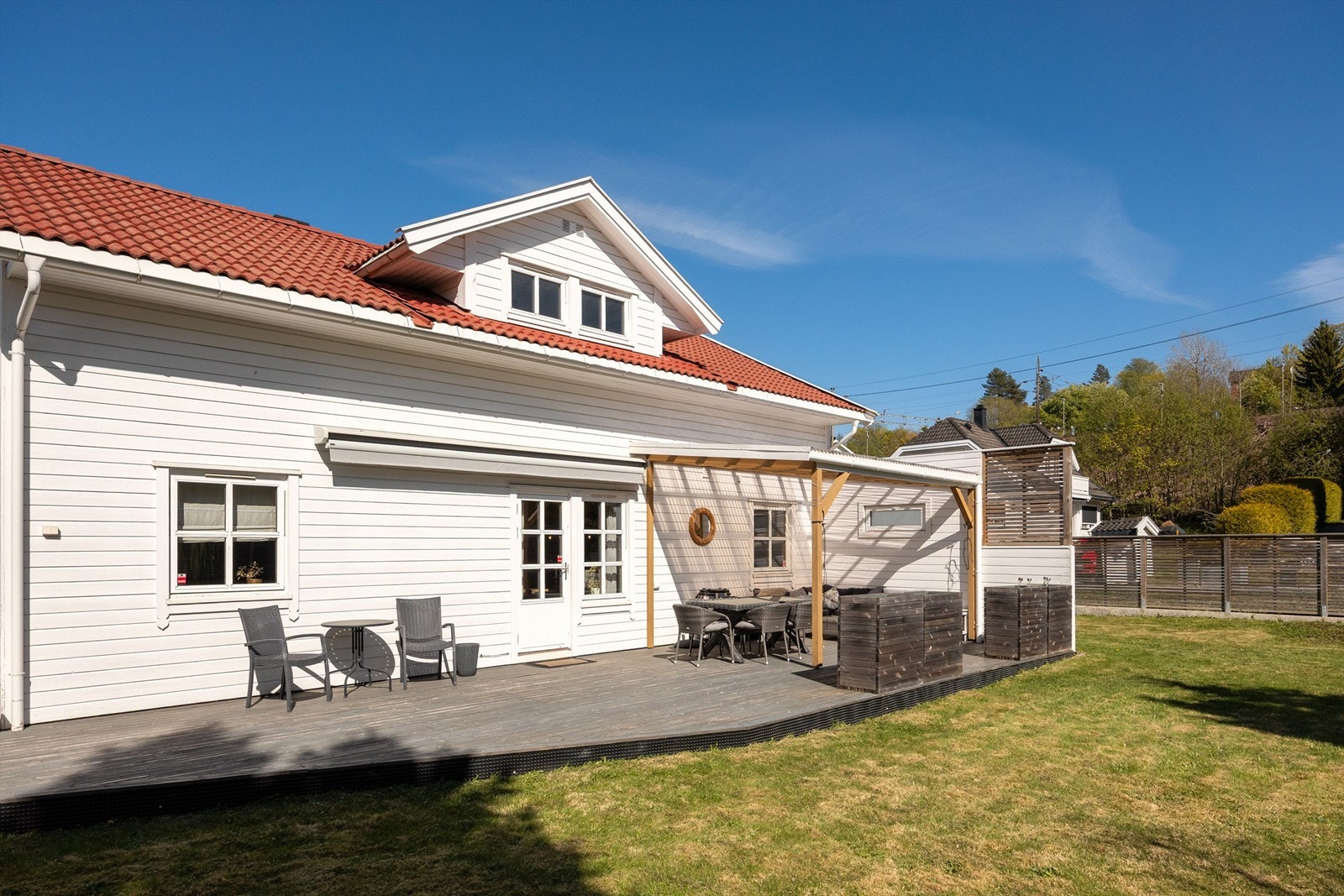 Fra stuen er det utgang til den store plattingen via en terrassedør i tre. Galleribilde