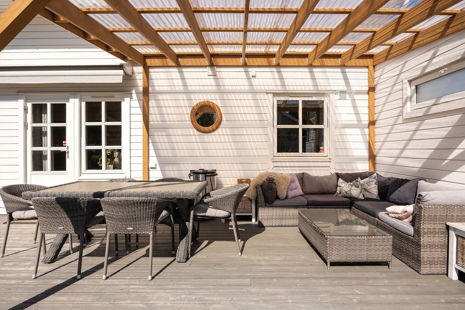 Den store plattingen har en overbygget del med pergola, ideell for utemøbler. Galleribilde