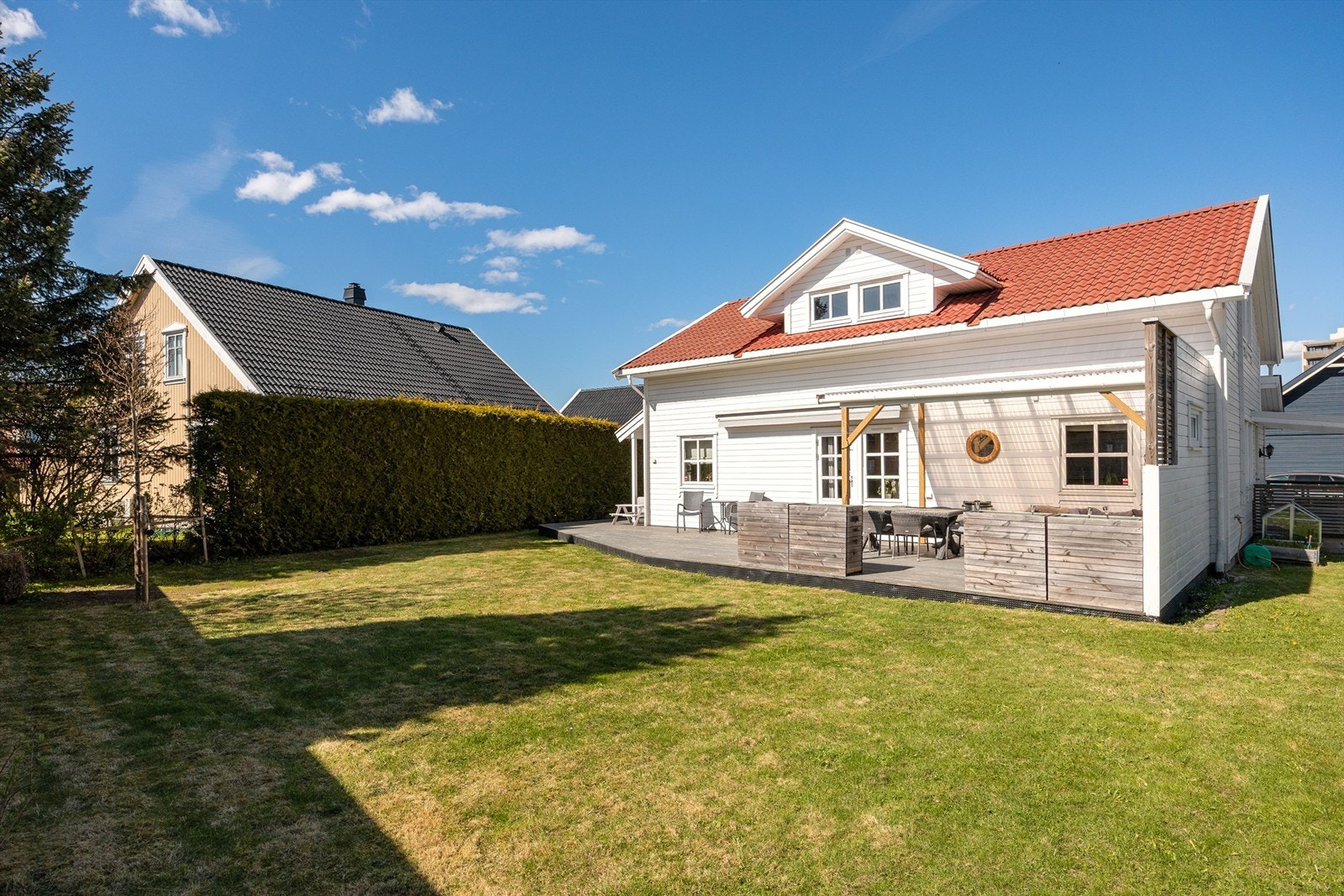 Hagen gir rikelig med plass for lek og utendørsaktiviteter. Galleribilde