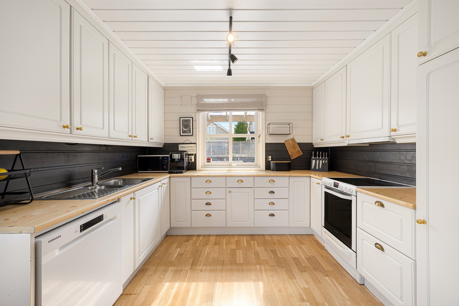 Kjøkkenet er utstyrt med induksjonstopp, komfyr, oppvaskmaskin og kjøl/fryseskap. Galleribilde