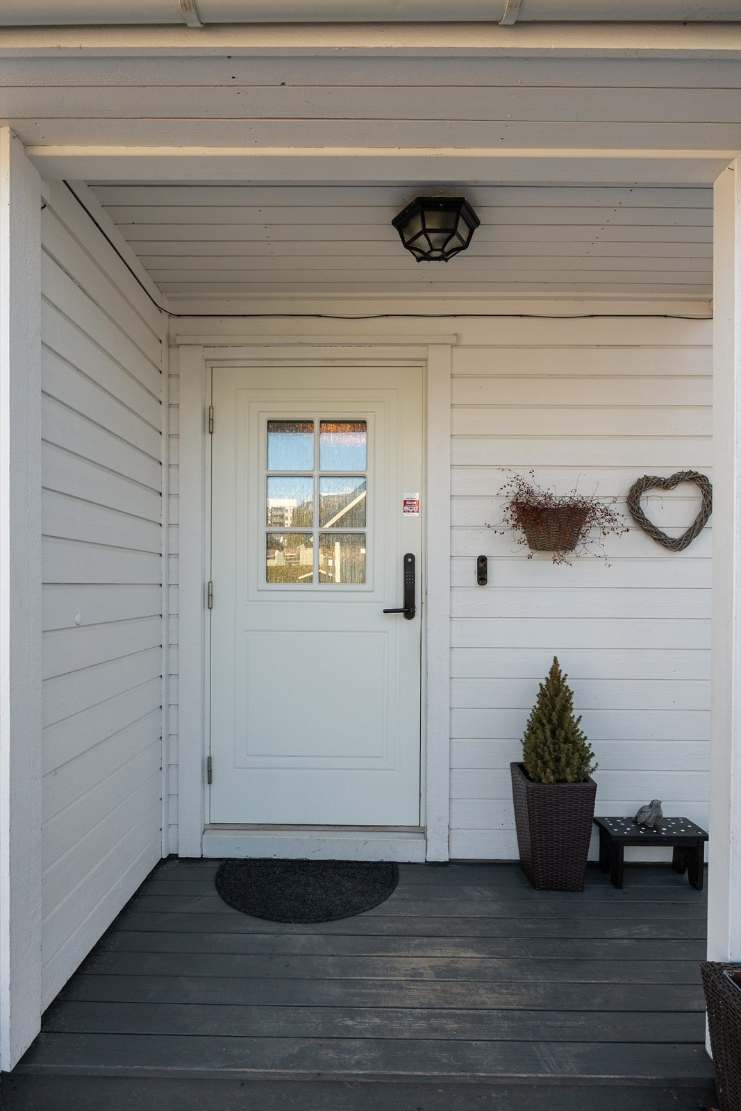 Malt hovedytterdør med glassfelt ønsker velkommen inn. Galleribilde