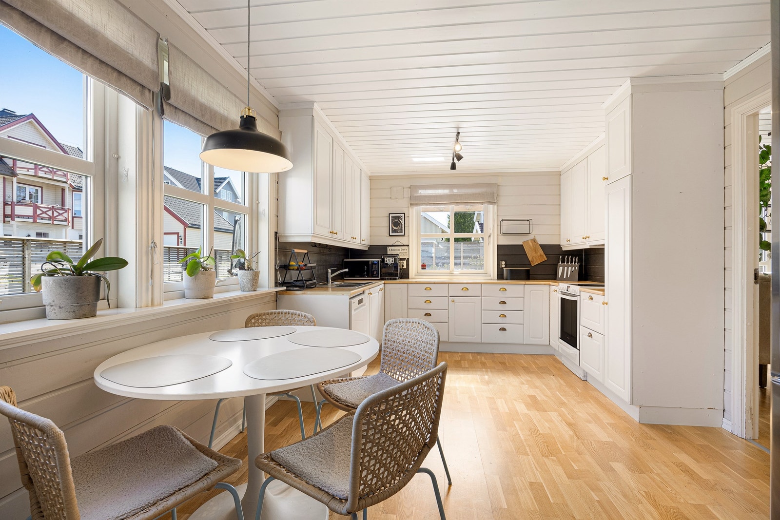Kjøkkeninnredningen har profilerte fronter og laminatbenkeplate. Galleribilde