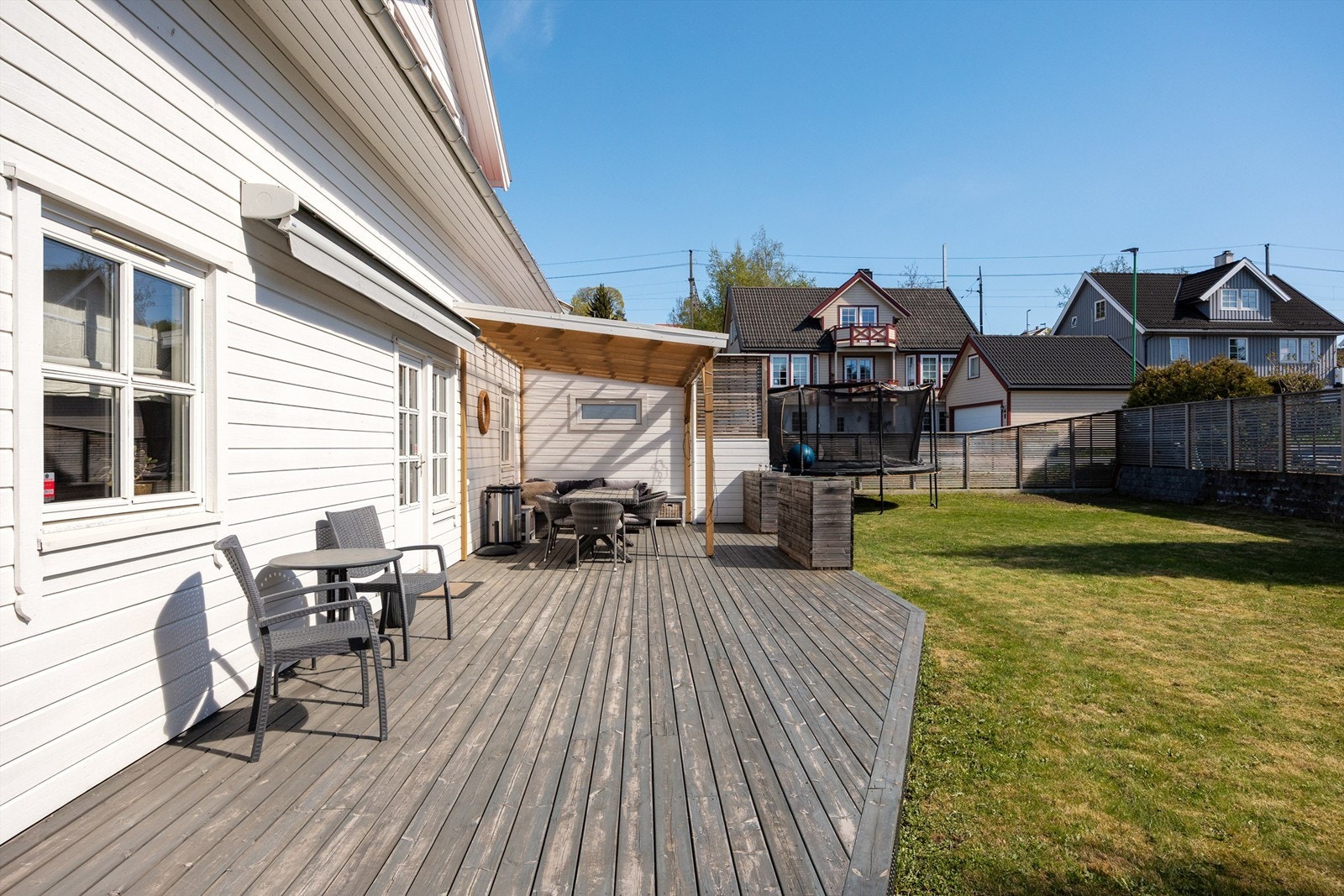 Uteplassen er utført i trekonstruksjon med terrassebord. Galleribilde