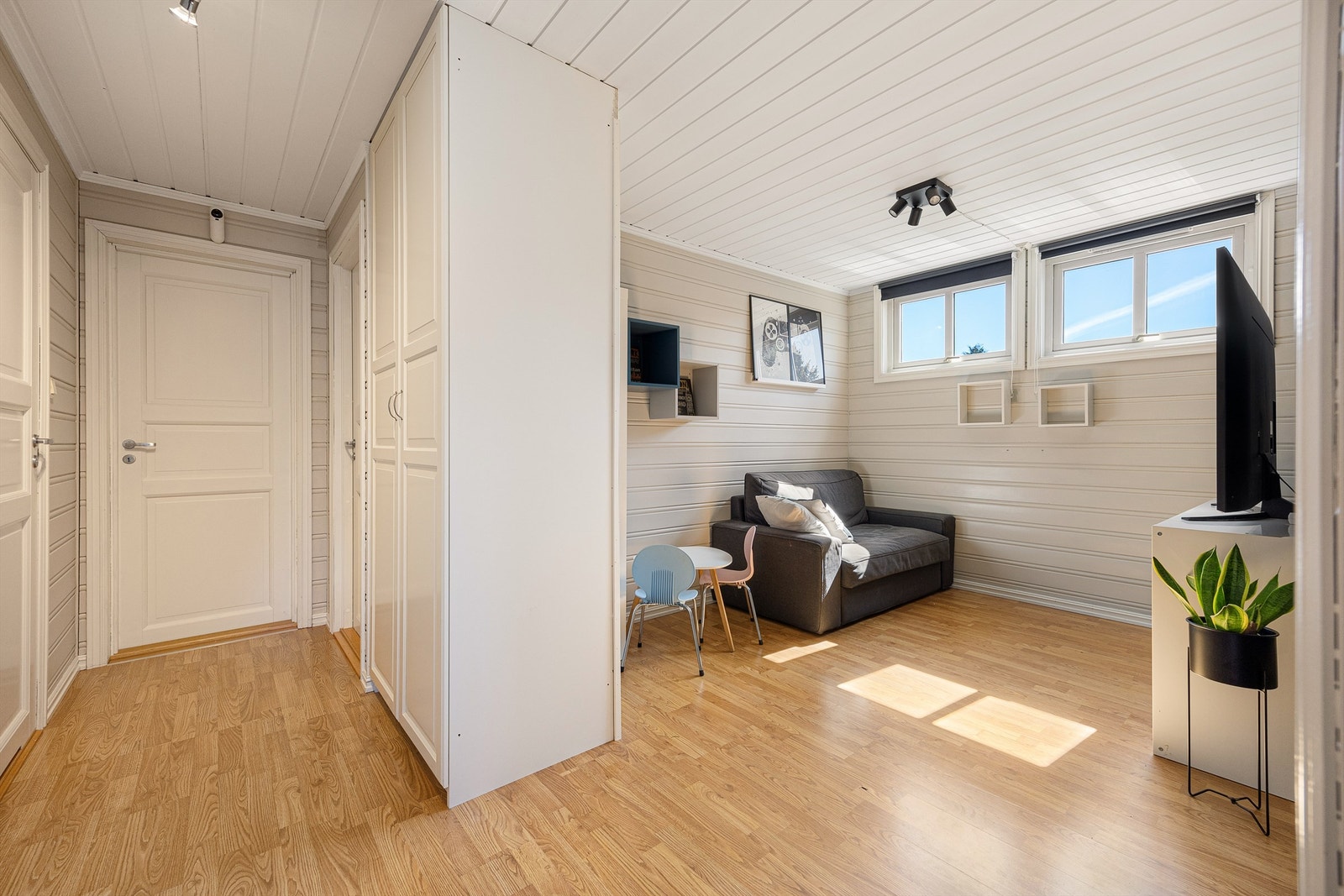 I gangen oppe er det god plass til en egen TV-stue eller lekeareal for barna. Galleribilde