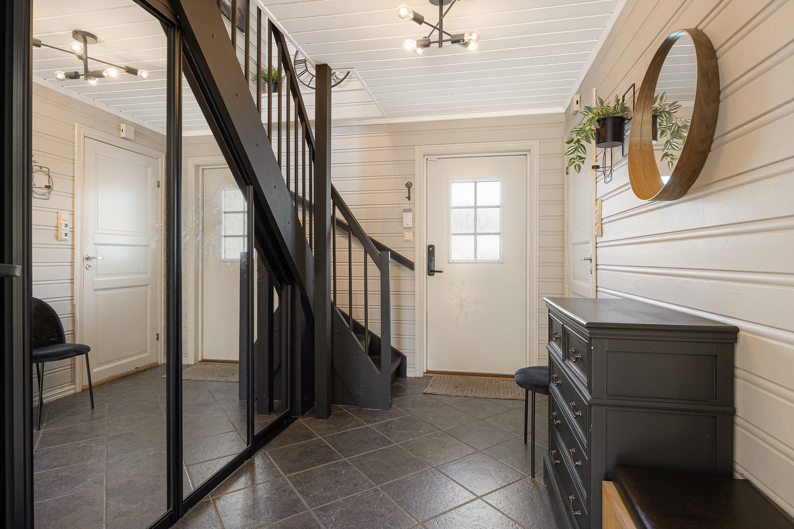 Entréen har en romslig skyvedørsgarderobe med speilfronter for effektiv oppbevaring. Galleribilde