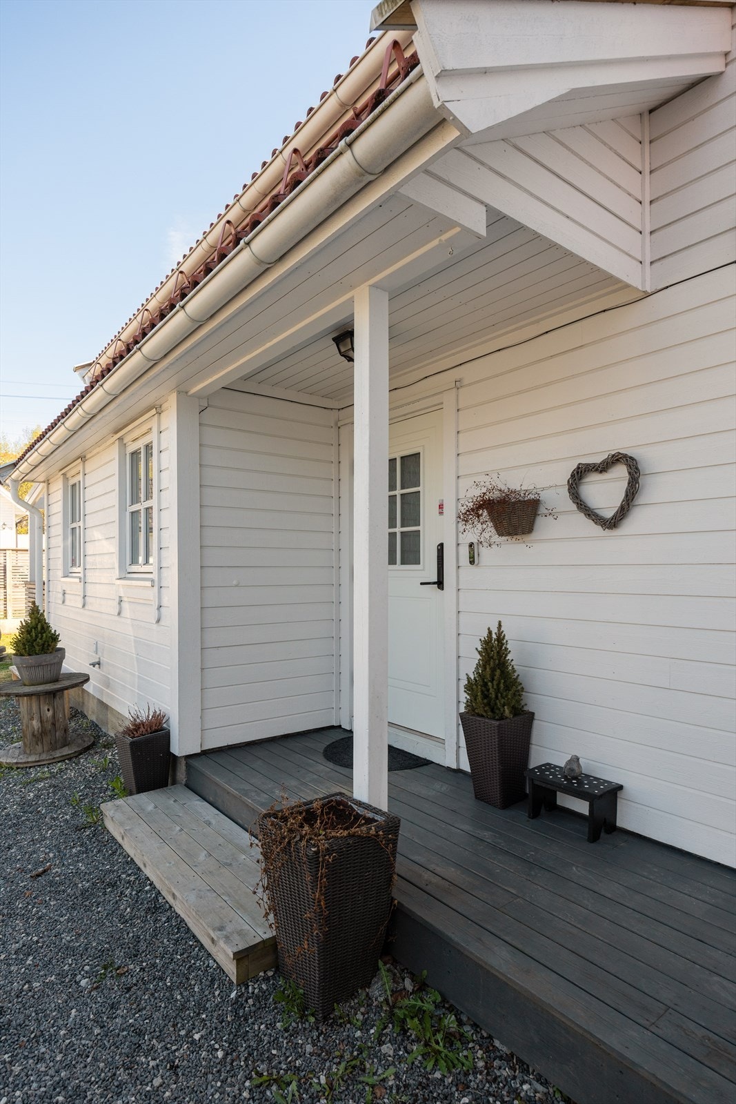 Boligen har liggende bordkledning og tak tekket med takstein. Galleribilde