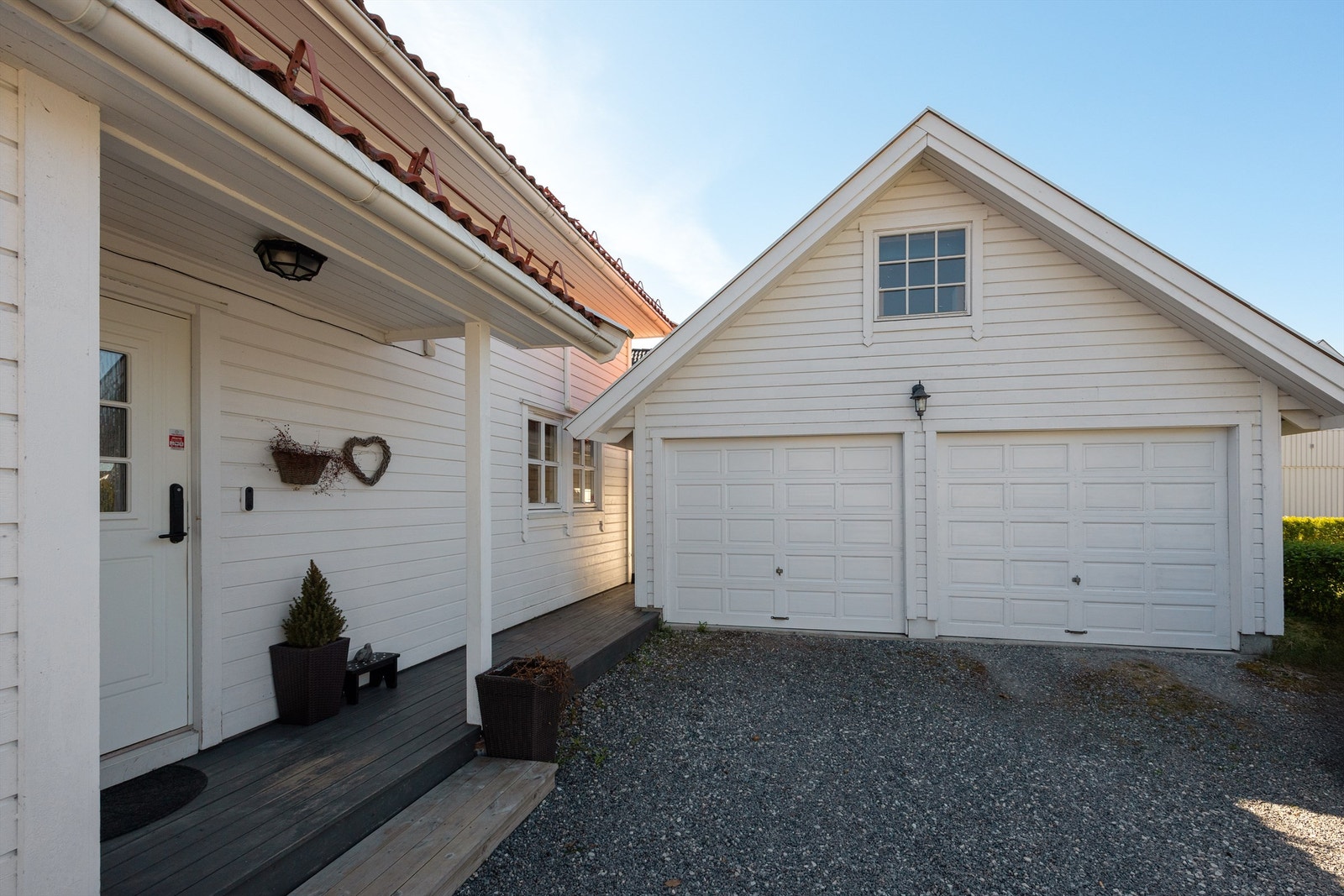 Dobbelgarasjen fra 1998 har innlagt strøm og lys, samt to leddporter. Galleribilde