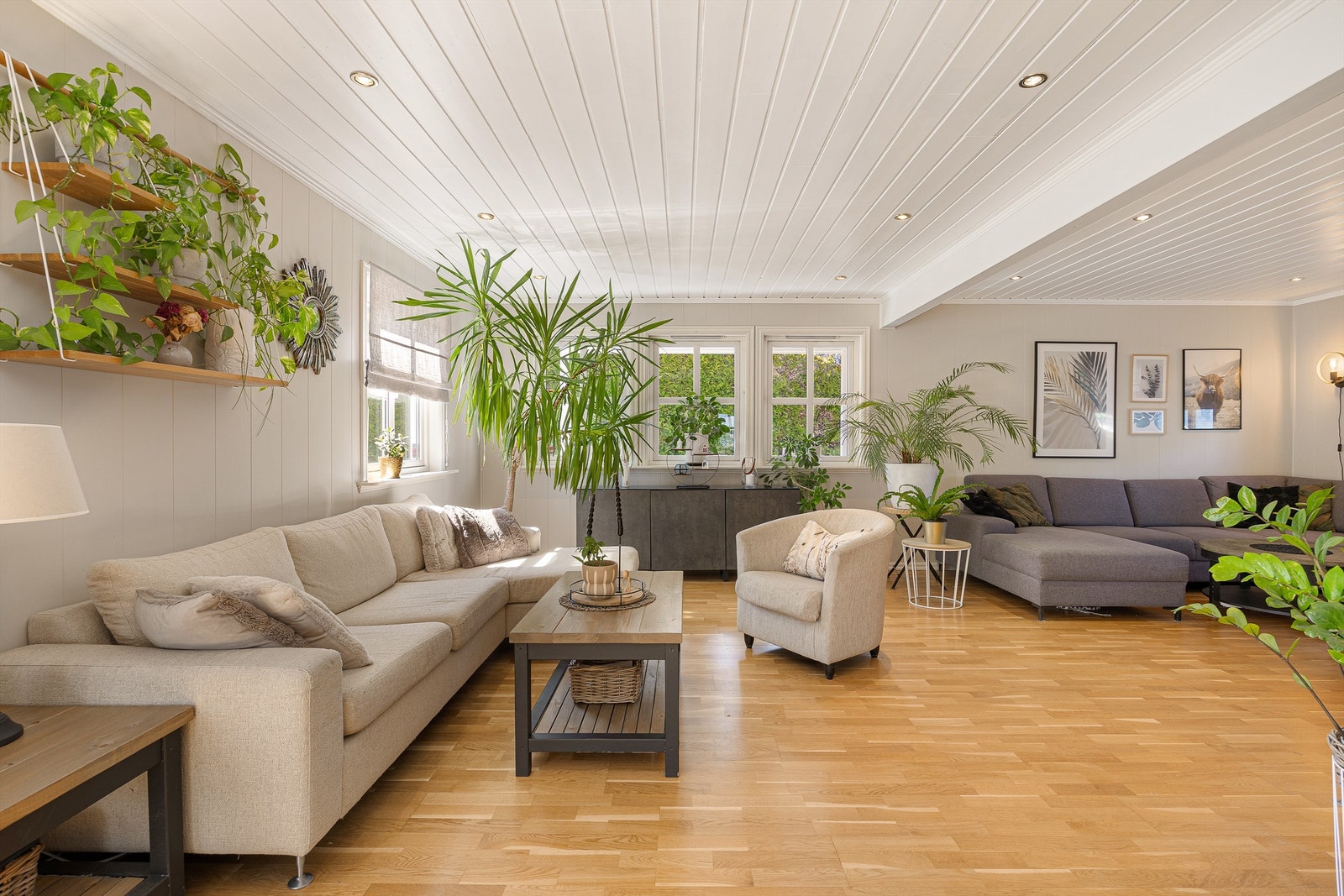 Stuen har parkett på gulvet, downlights i taket og god plass til flere sittegrupper. Galleribilde