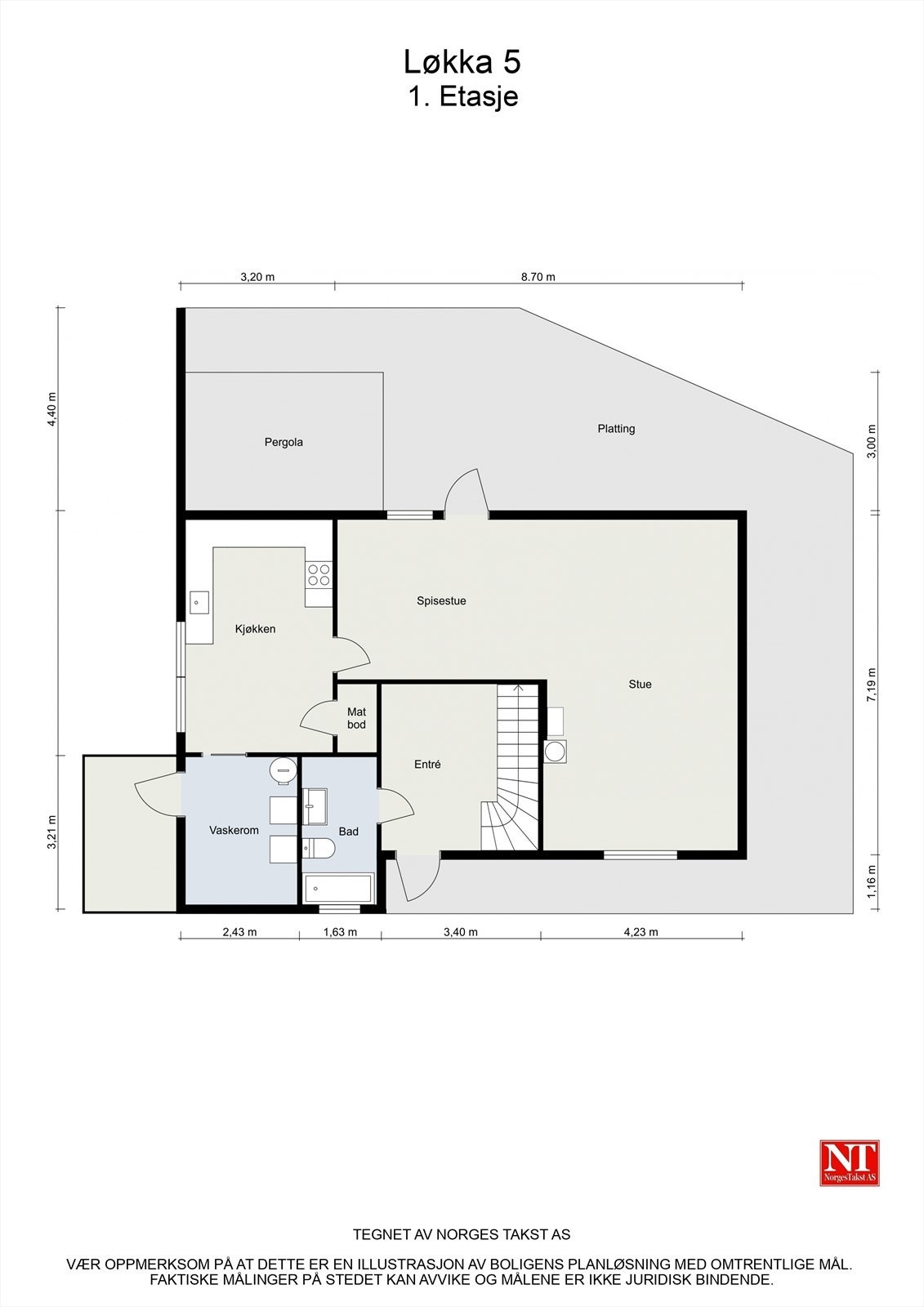 Første etasje har en familievennlig planløsning med stue, spisestue, kjøkken, bad og et praktisk vaskerom. Galleribilde