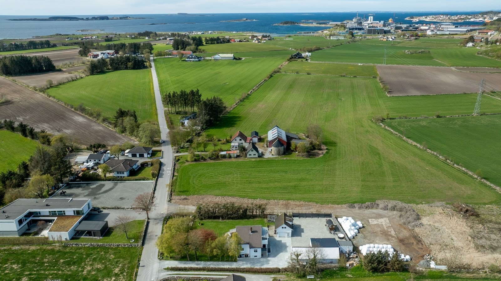 Flere skoler og barnehager ligger innen en kjøretur på 7-14 minutter. Galleribilde