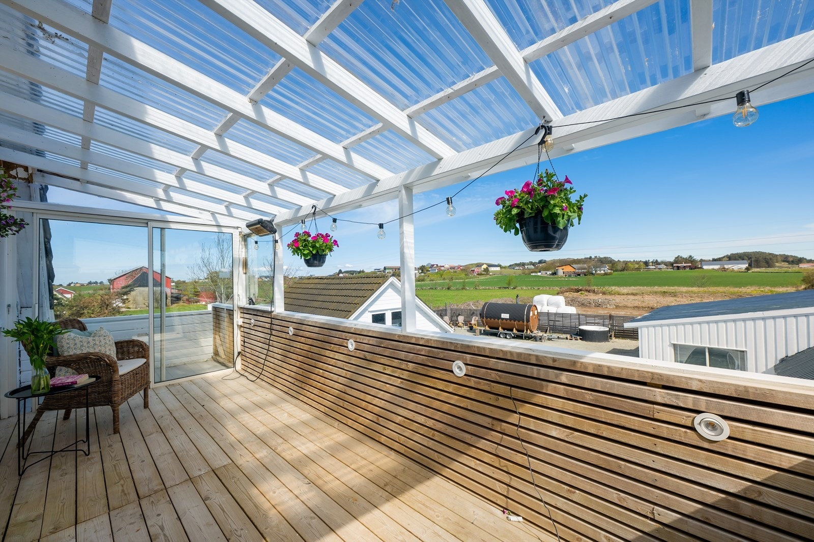 Takterrassen over inngangspartiet har delvis overbygg. Galleribilde