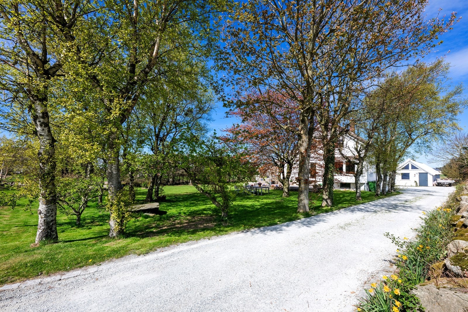 Eiendommen ligger tilbaketrukket fra veien, med en privat innkjørsel. Galleribilde