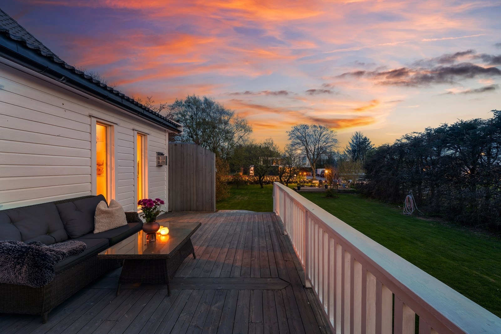 Nyt utsikten over hagen fra terrassen. Galleribilde