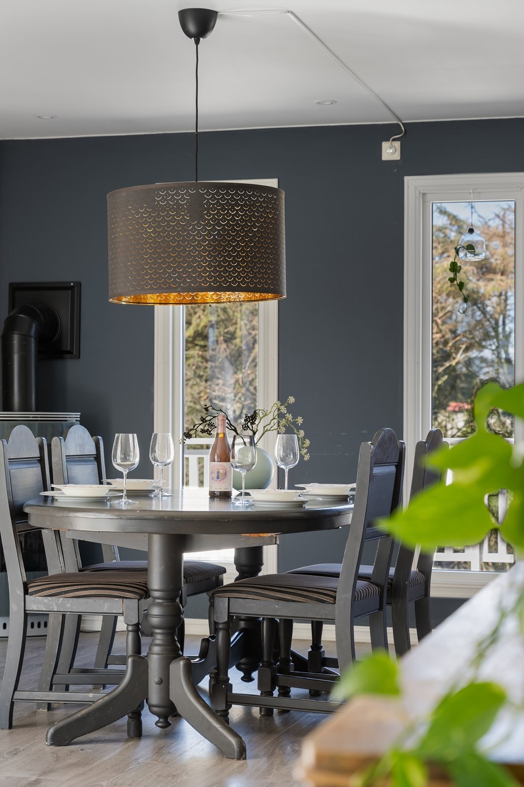 Spisestuen har god plass til et stort spisebord for hyggelige måltider. Galleribilde