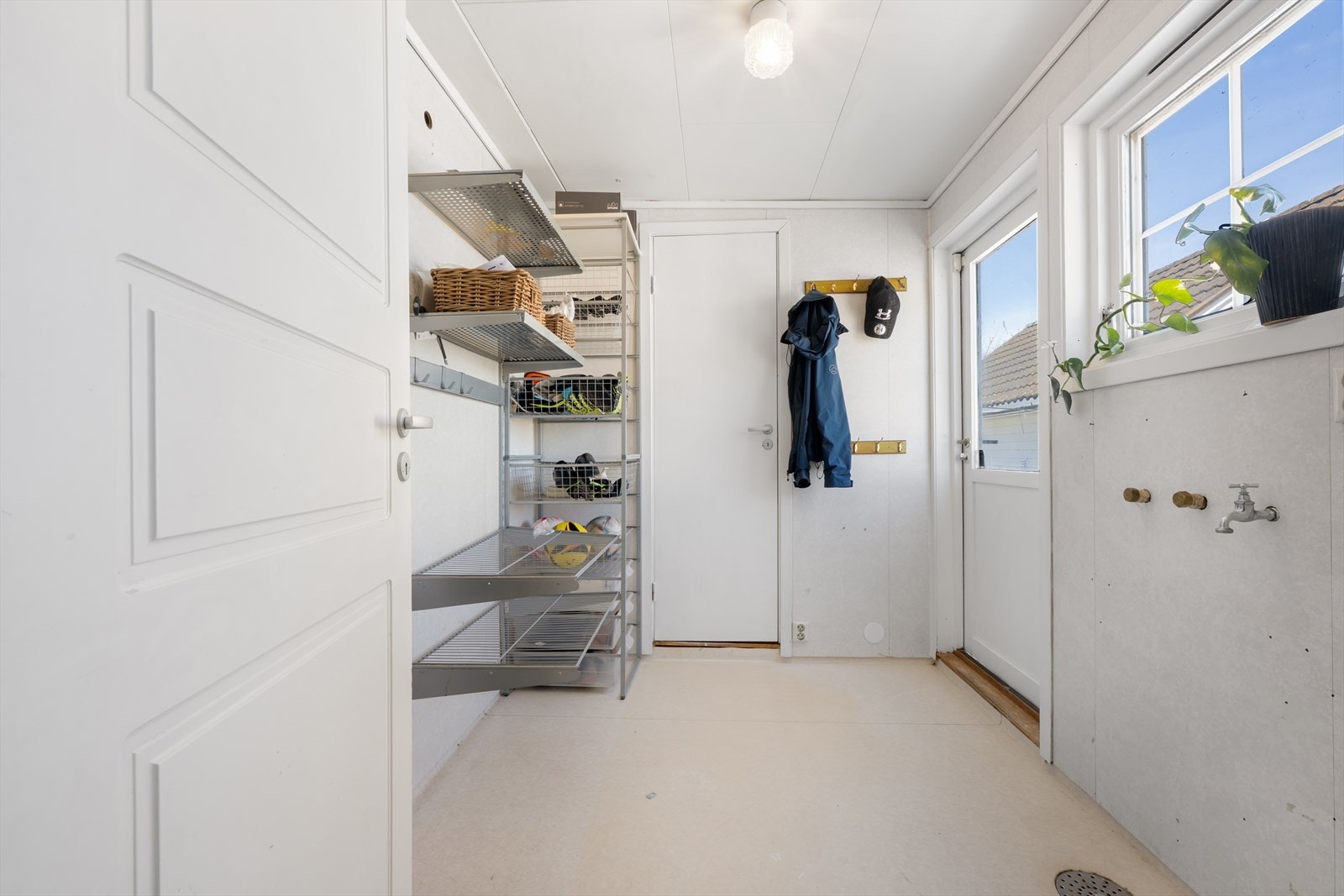 Praktisk inngangsparti med gode oppbevaringsmuligheter. Galleribilde
