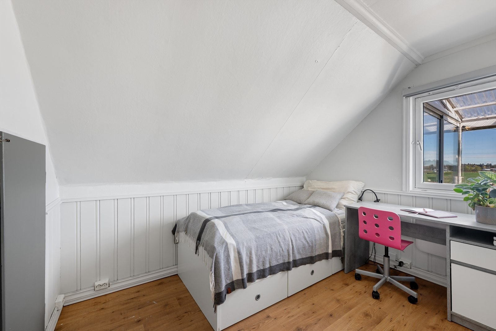 Soverom med plass til både seng og skrivepult. Galleribilde