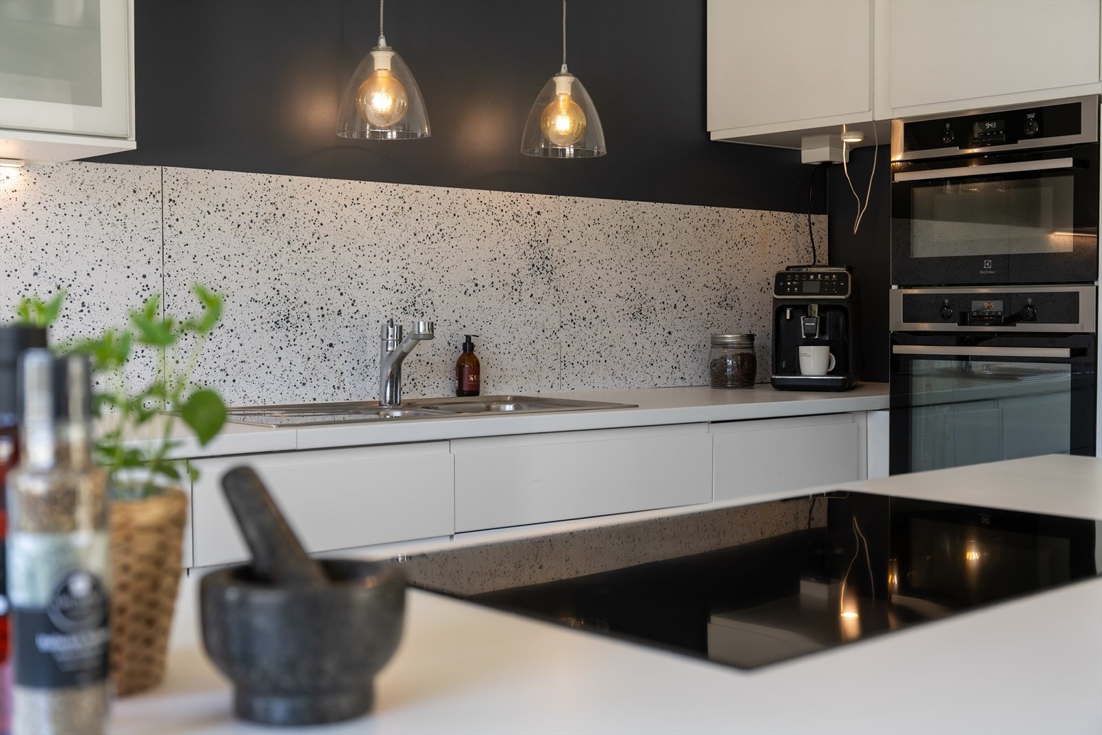 Kjøkkenet fra Ikea ble fornyet i 2015 og har innredning med glatte fronter. Galleribilde